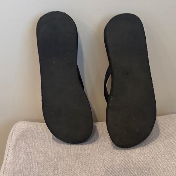 Elegant Black Sandals with Interlocking Design - Picture 5 of 5